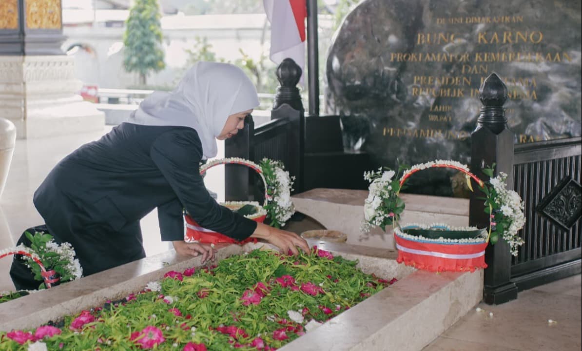 Gubernur Khofifah Dampingi Kapolri Ziarah ke Makam Bung Karno dan Gus Dur