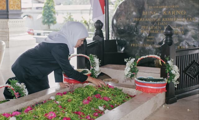 Gubernur Khofifah Dampingi Kapolri Ziarah ke Makam Bung Karno dan Gus Dur