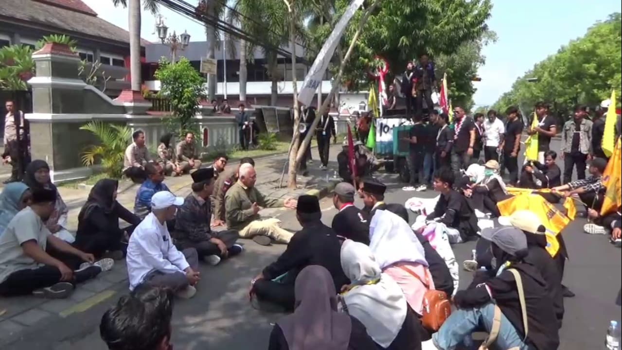 Aliansi Mahasiswa Ngawi Gelar Aksi "Indonesia Carut Marut, Ngawi Mawut", Soroti Isu Nasional hingga Daerah