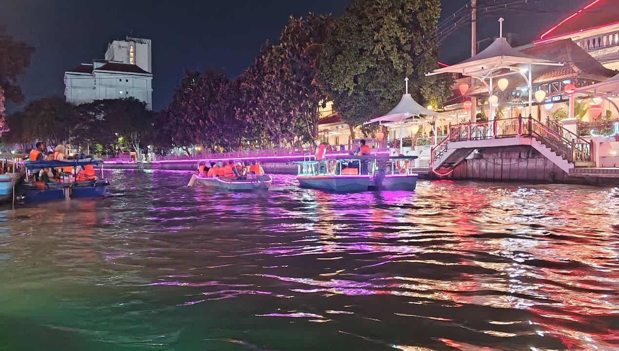Hanya Rp10 Ribu, Wisata Perahu Kalimas Tawarkan City Night View yang Berbeda