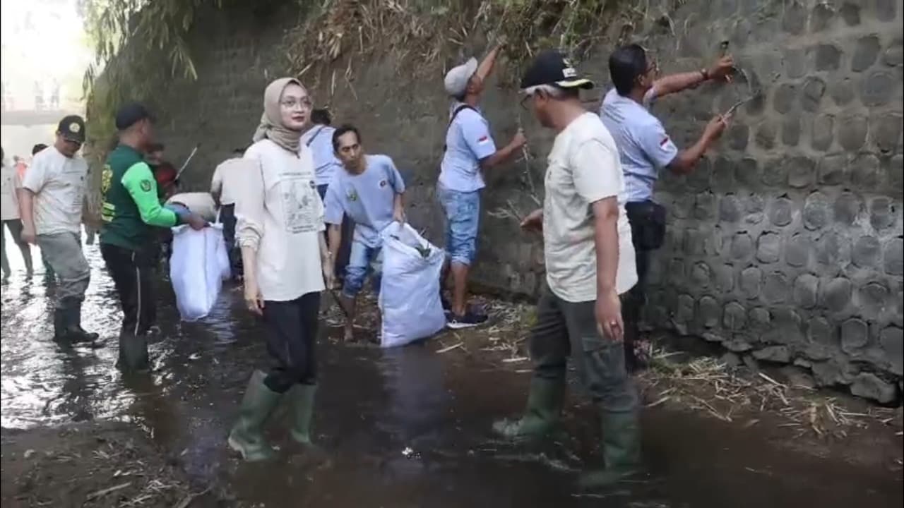 700 Warga Turun ke Sungai Kedak, Pemkot Kediri Bersihkan Sampah dan Tebar 1.000 Bibit Ikan