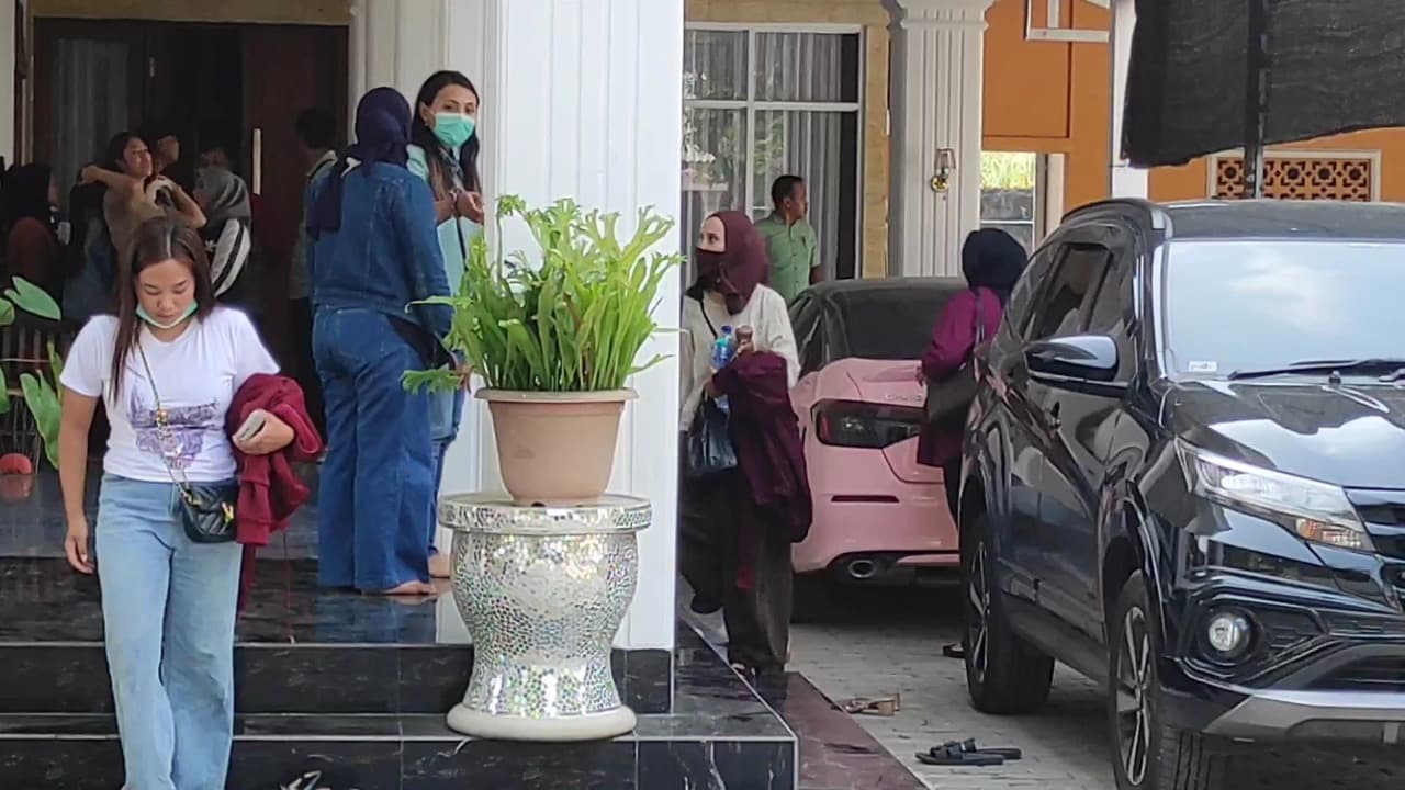 Belasan Emak-emak Gruduk Rumah Terduga Bandar Arisan Bodong, Kerugian Ditaksir Rp 10 Miliar