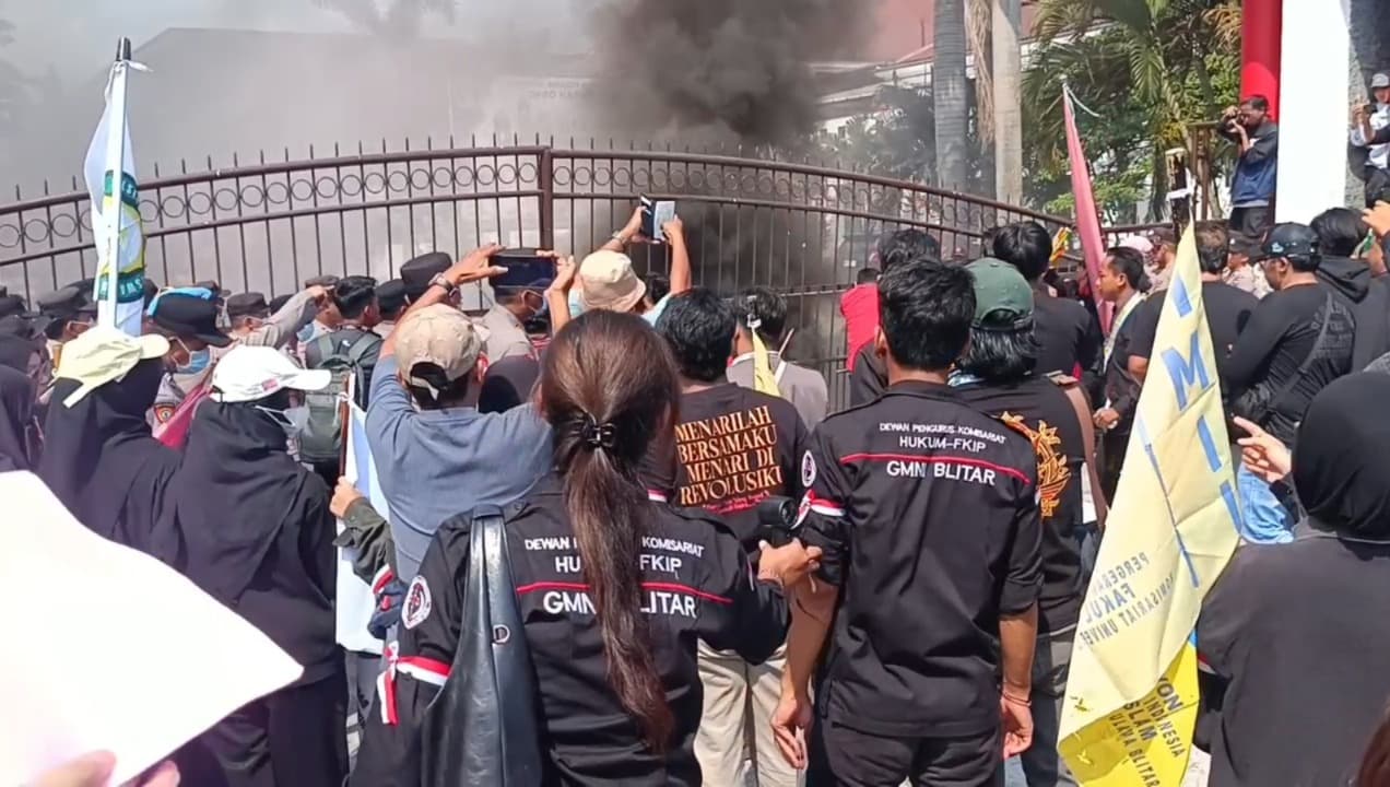 Demo Cipayung Plus Blitar Memanas, Mahasiswa Sempat Diamankan saat Ban Bekas Dibakar