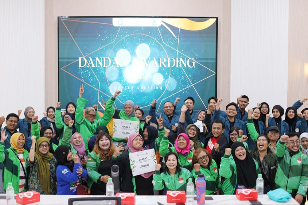 Dari Atas Aspal ke Dunia Digital, Mahasiswa MM FEB UNAIR Hadirkan Program DANDAN untuk Driver Ojol Perempuan Surabaya