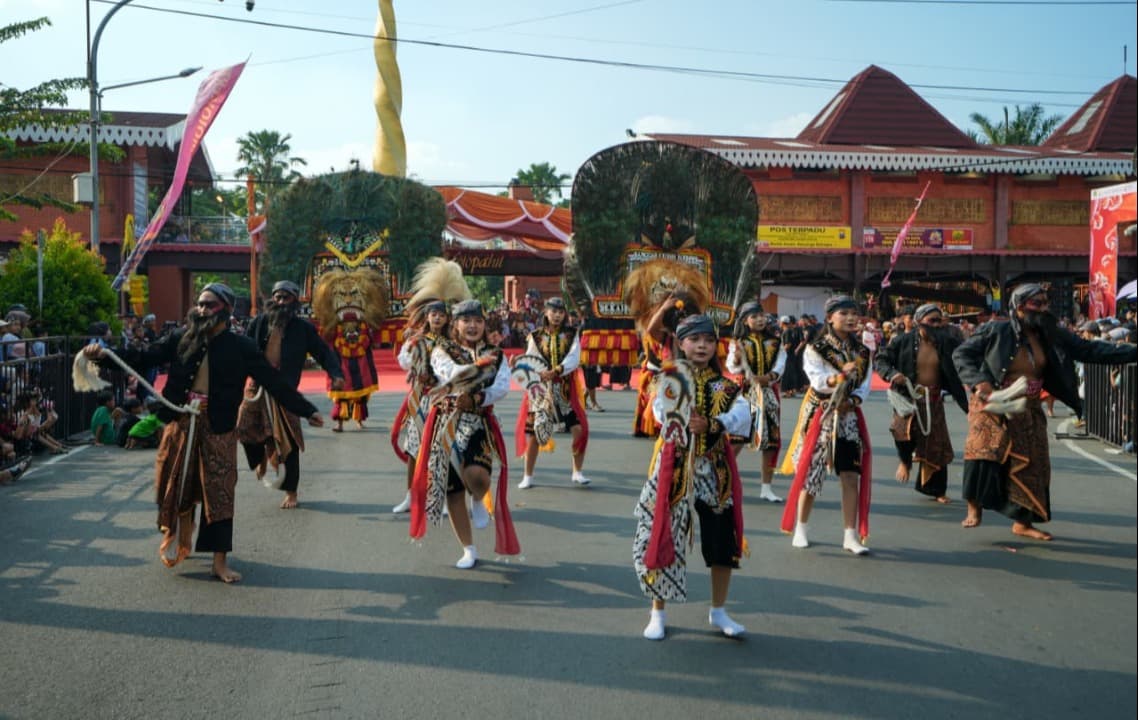 Kirab Budaya Mojo Bangkit Berlangsung Spektakuler, Wali Kota Ning Ita: Hidupkan Kejayaan Majapahit