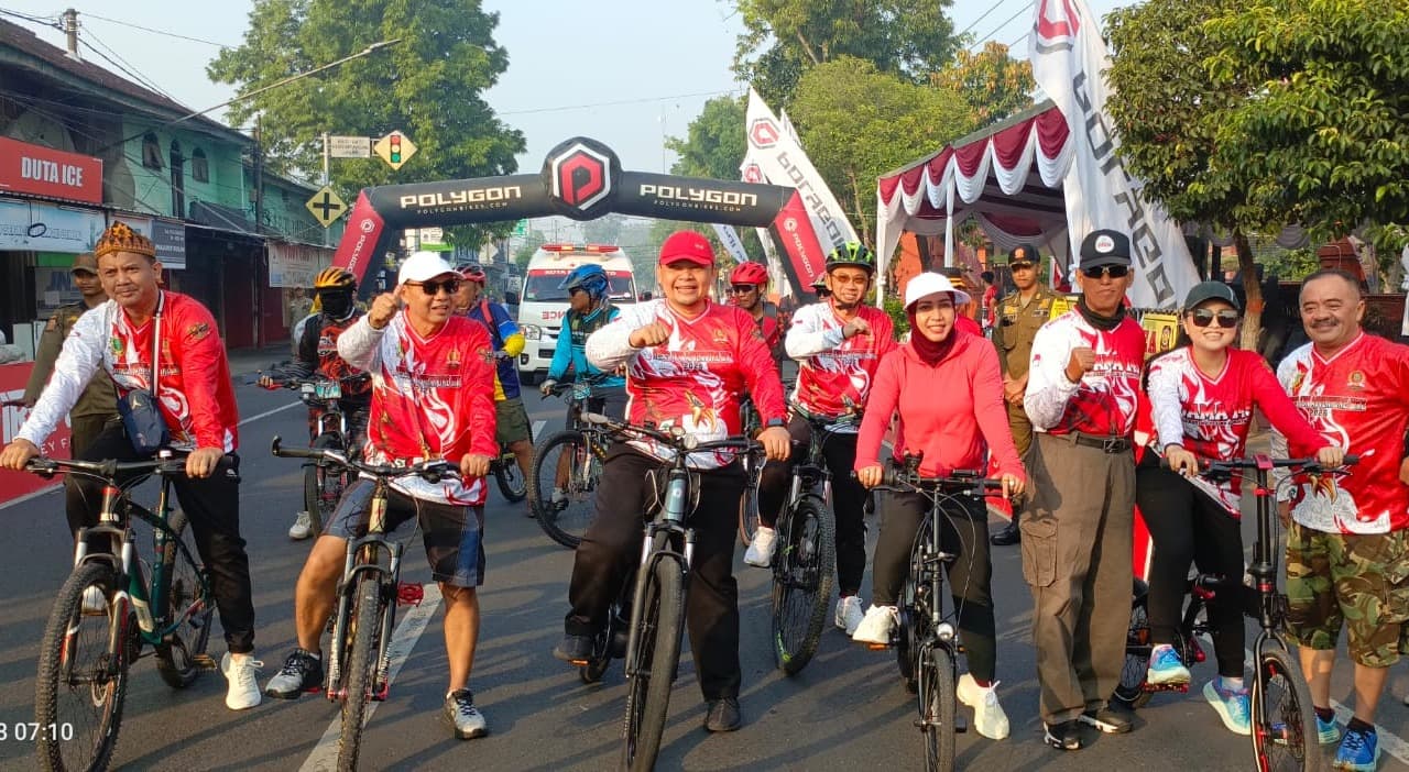 Ribuan Pesepeda Ikuti Fun Adventure Bike DPRD Kota Mojokerto
