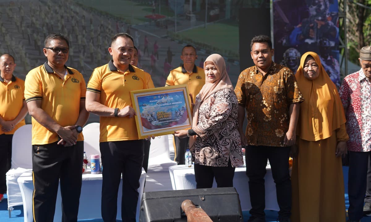 Polda Jatim Sapa Warga di Car Free Day Surabaya, Meriahkan 80 Tahun Bhayangkara