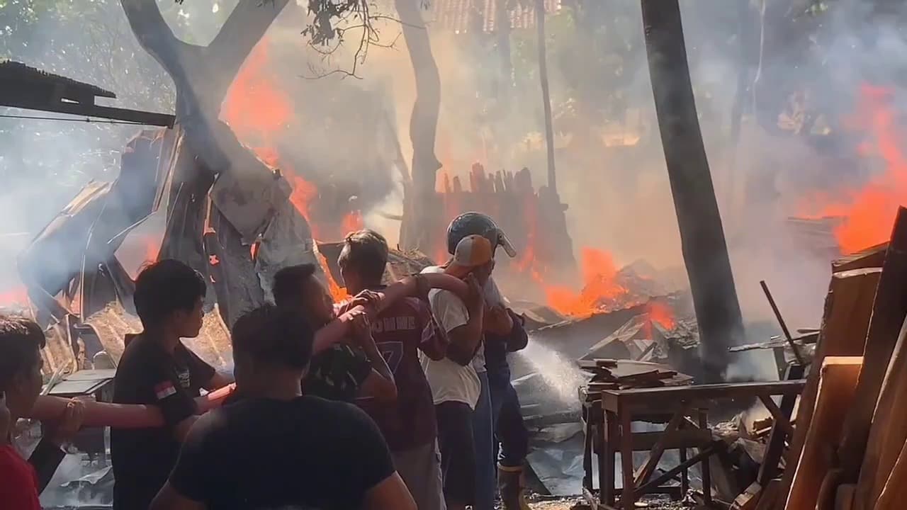 Diduga Dipicu Pembakaran Sampah, Usaha Mebel di Ponorogo Ludes Dilalap Api