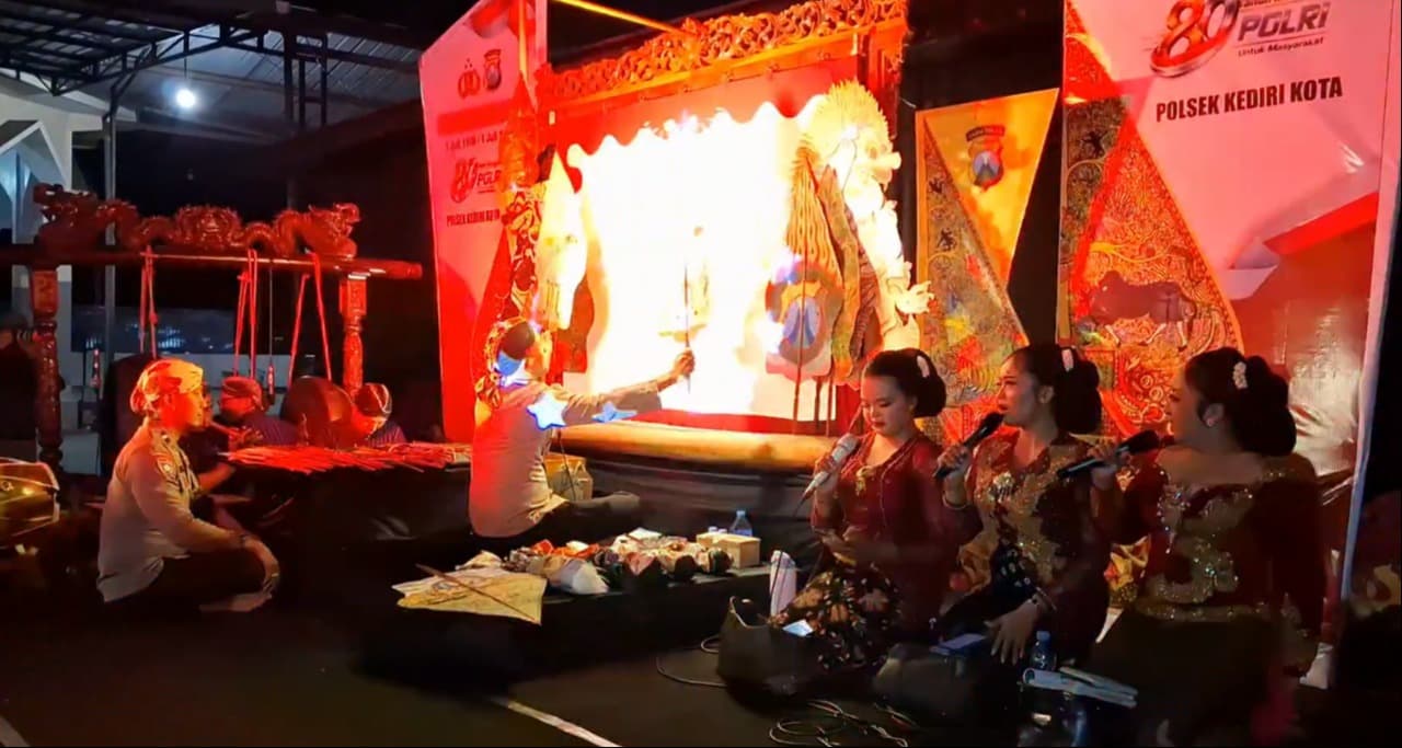 Dalang Polisi Ramaikan HUT Bhayangkara ke-80, Wayang Waton Sae Angkat Lakon "Harga Naik Tidak Perlu Panik"