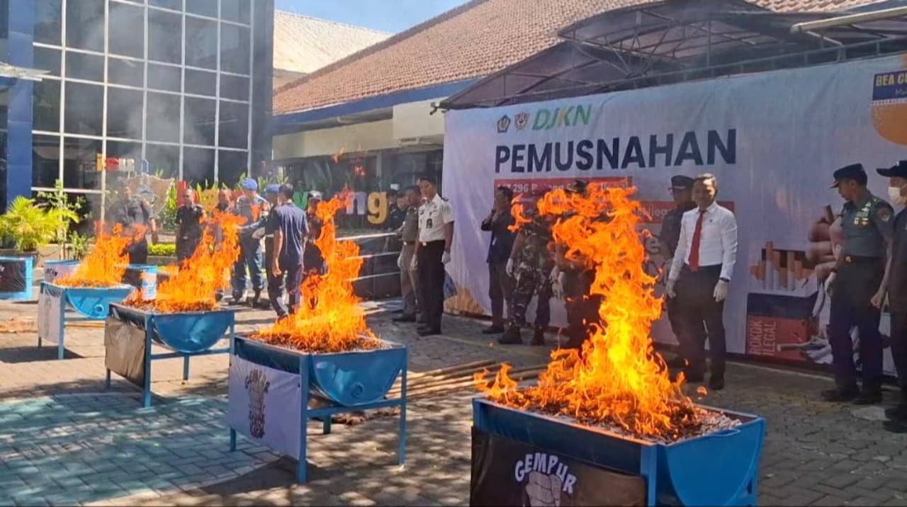 Rokok dan Miras Ilegal Senilai Rp1,25 Miliar Dimusnahkan Bea Cukai Banyuwang