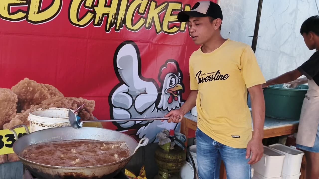 Harga Tepung dan Minyak Goreng Naik, Pedagang Gorengan di Magetan Terjepit