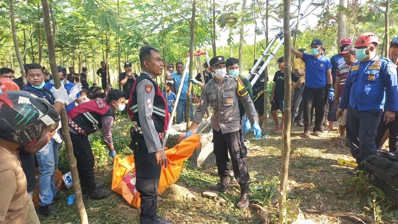 Geger! Mayat Perempuan Ditemukan Membusuk di Sumur Lahan Sengon Probolinggo