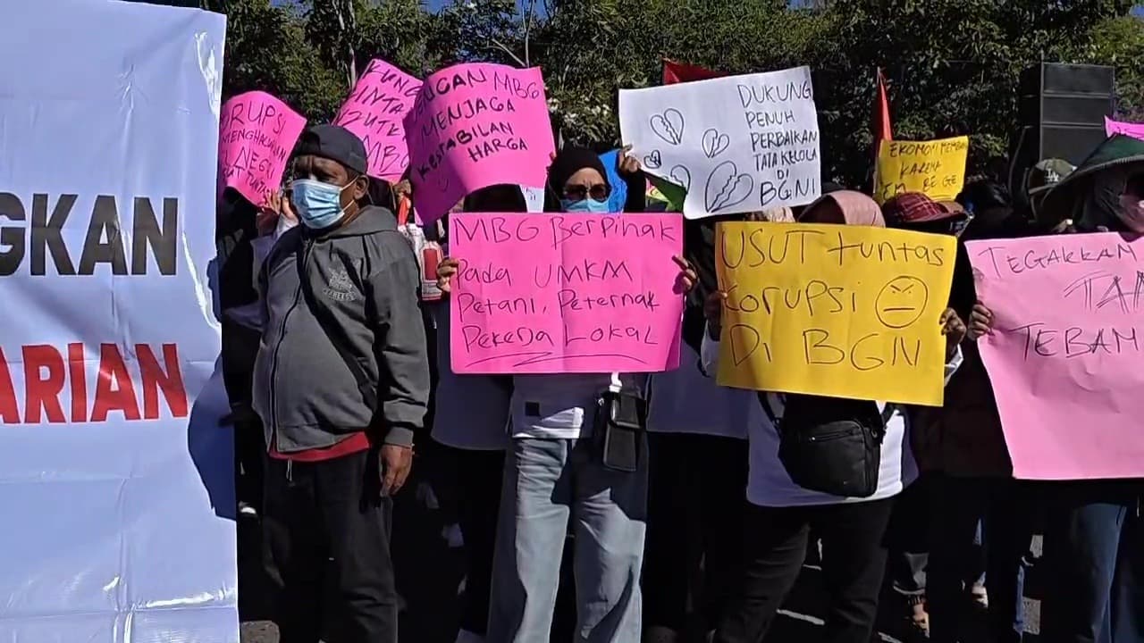 Ratusan Pekerja SPPG dan Pelaku UMKM Demo Dukung Program MBG di DPRD Ponorogo