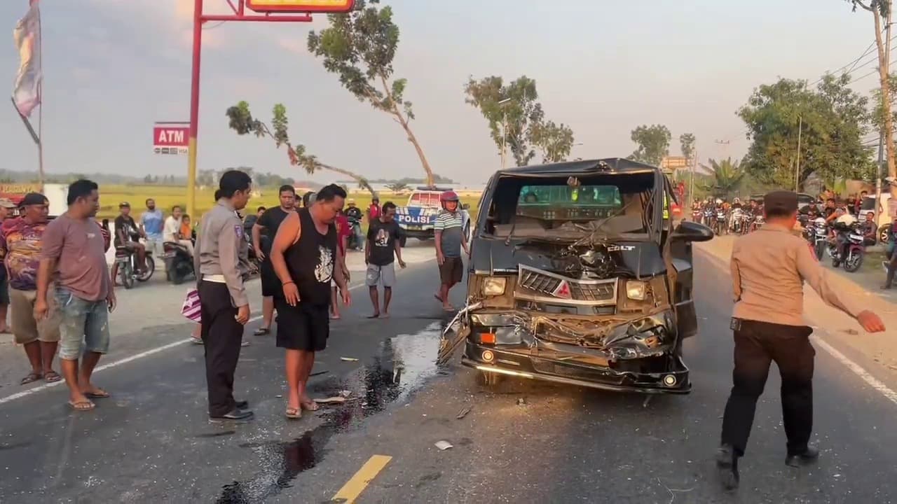 Diduga Gagal Menyalip, Pick Up Terguling Usai Tabrak Truk Boks di Ngawi, Sopir Terjepit