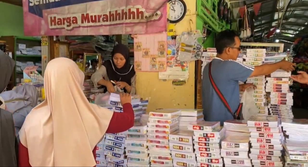 Momen Kenaikan Kelas, Lapak Perlengkapan Sekolah di Pasar Baru Tuban Diserbu Pembeli