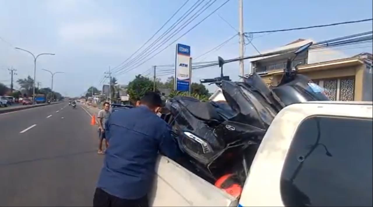Diduga Pengendara Mengantuk, Motor PCX Tabrak Nmax hingga Tercebur ke Sungai di Jombang