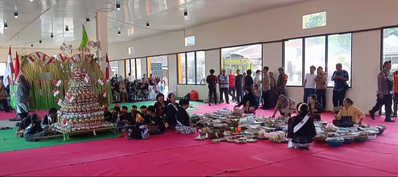 Rebutan Tumpeng Raksasa Warnai Larung Sembonyo di Pantai Popoh , Nelayan Berdoa Hasil Laut Melimpah