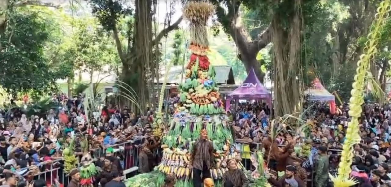 Ribuan Warga Serbu Gunungan Hasil Bumi di Kebur Ubalan Kediri, Tradisi Suro Jadi Magnet Wisata