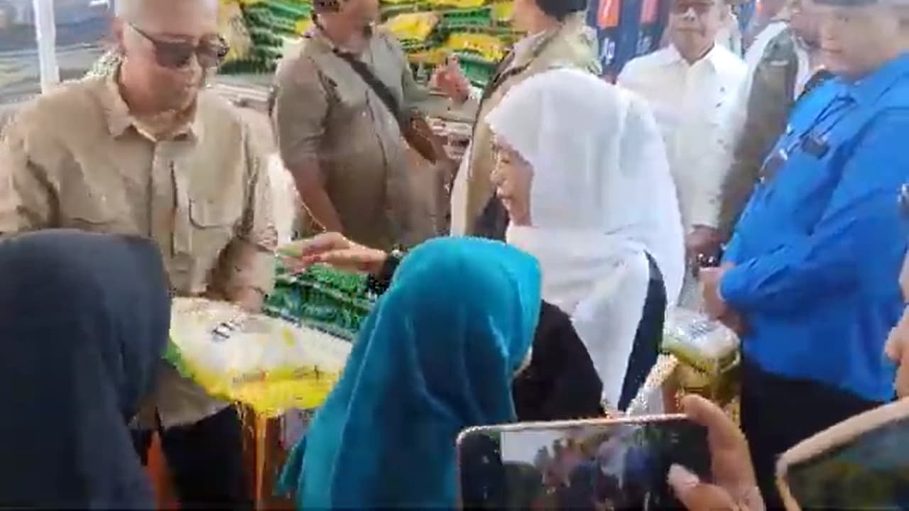 Kunjungi Bangkalan, Gubernur Khofifah Borong Produk UMKM dan Gelar Bazar Murah