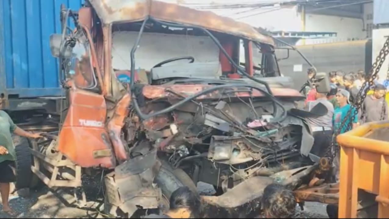 Truk Kontainer Rem Blong Hingga Sasak Pemotor di Patung Sapi Pandaan, 3 Orang Tewas