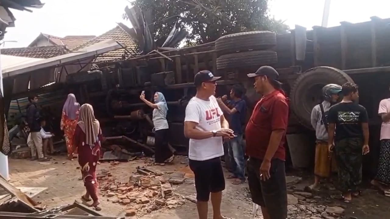 Diduga Sistem Kemudi Rusak, Truk Muatan Kardus Hantam 2 Rumah di Jalur Pantura Pasuruan