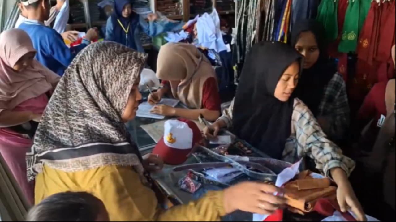 Jelang Tahun Ajaran Baru, Toko Seragam di Kediri Dipadati Pembeli Meski Daya Beli Belum Pulih