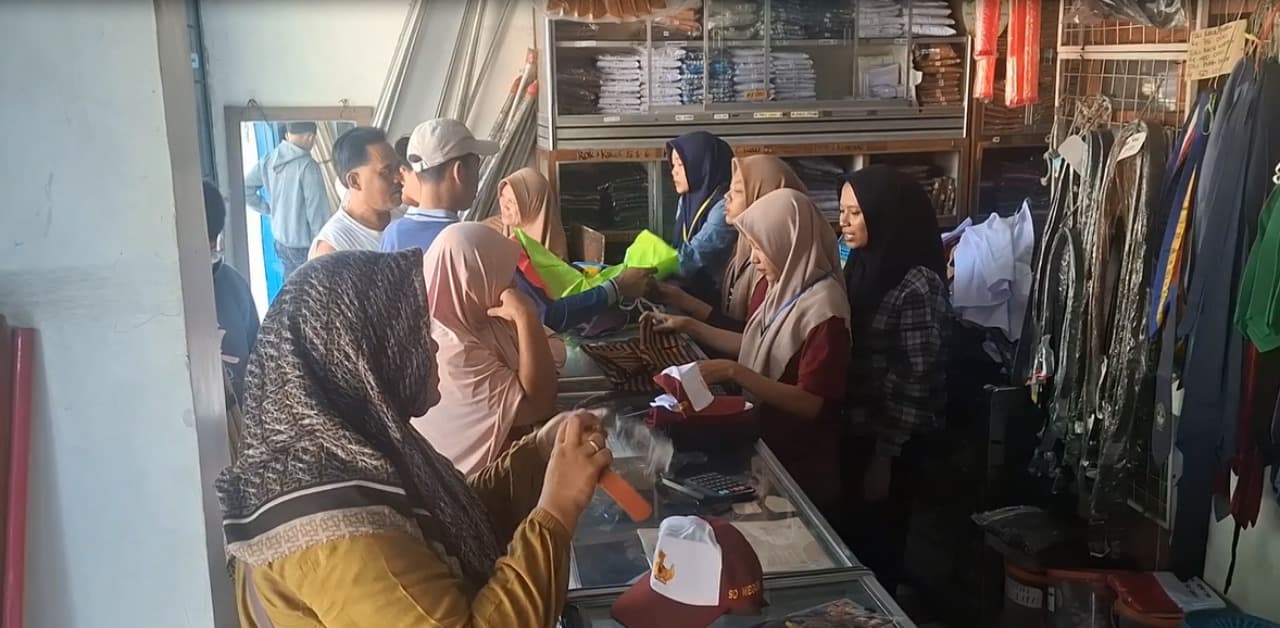 Jelang Tahun Ajaran Baru, Toko Seragam di Kediri Diserbu Pembeli, Penjualan Melonjak 80 Persen