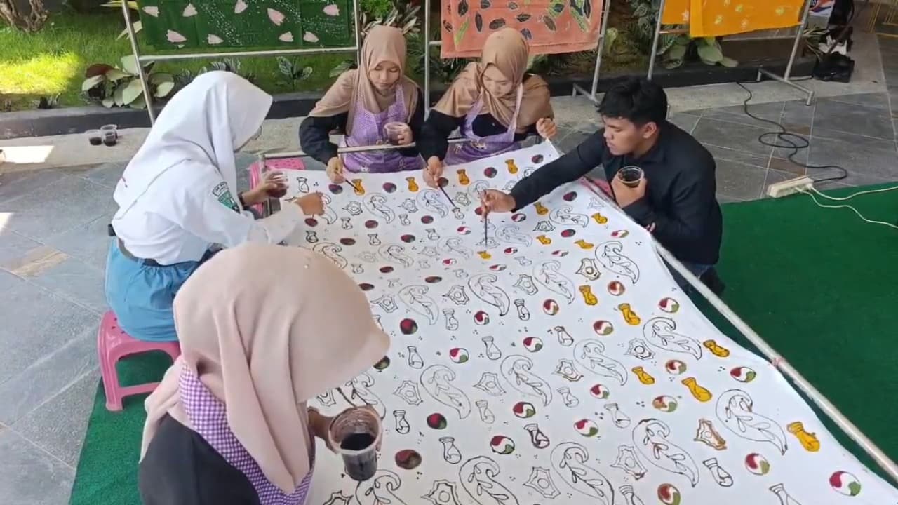 Euforia Piala Dunia, Siswa SMKN 1 Jombang Kreatif Bikin Batik Tulis Bermotif Bola dan Trofi