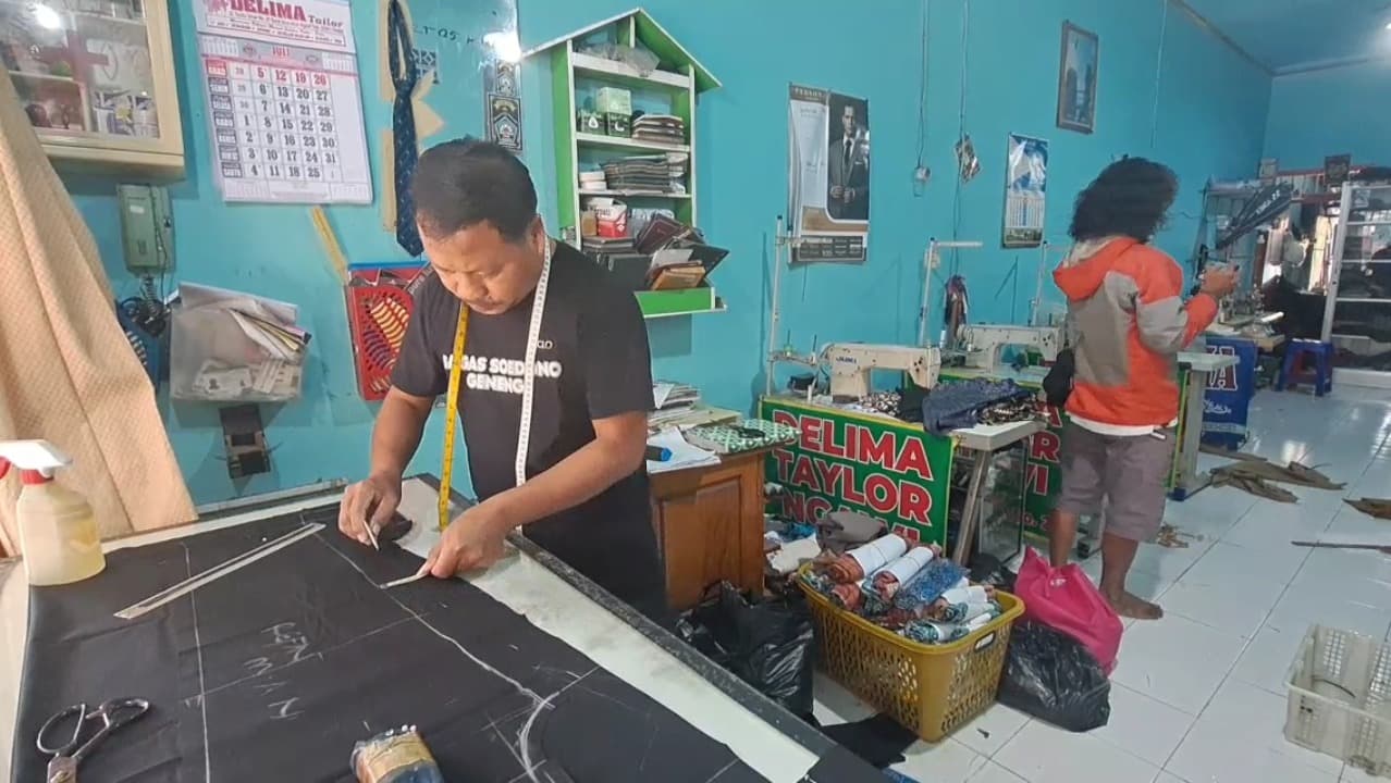Jelang Tahun Ajaran Baru, Penjahit di Ngawi Kebanjiran Pesanan Seragam Sekolah