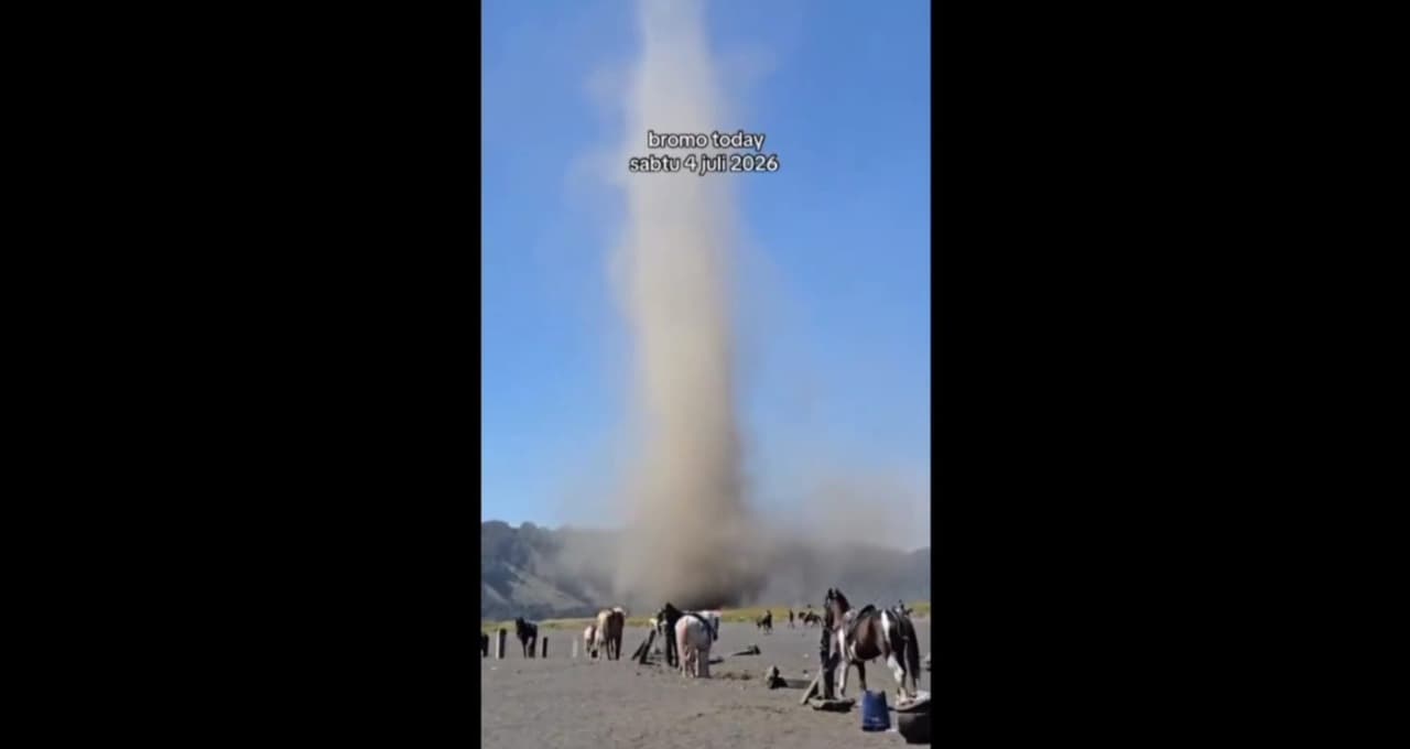 Pusaran Angin "Dust Devil" di Lautan Pasir Bromo Probolinggo Viral di Media Sosial