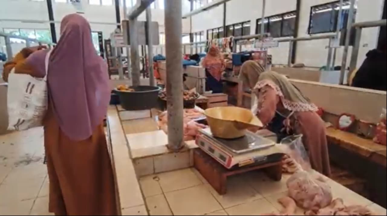 Harga Daging Ayam Naik, Pedagang di Pasar Magetan Keluhkan Penjualan Lesu