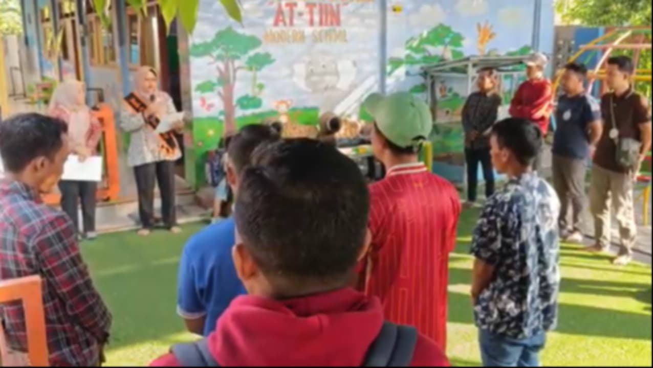 Dukung Gerakan Ayah Antar Anak Sekolah, Bapak-Bapak Padati TK di Jombang