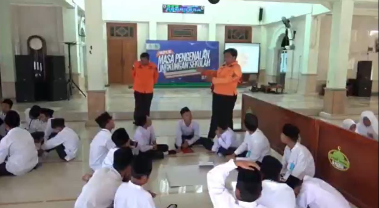 Hari Pertama Sekolah, Siswa Baru di Madiun Dibekali Simulasi Siaga Bencana