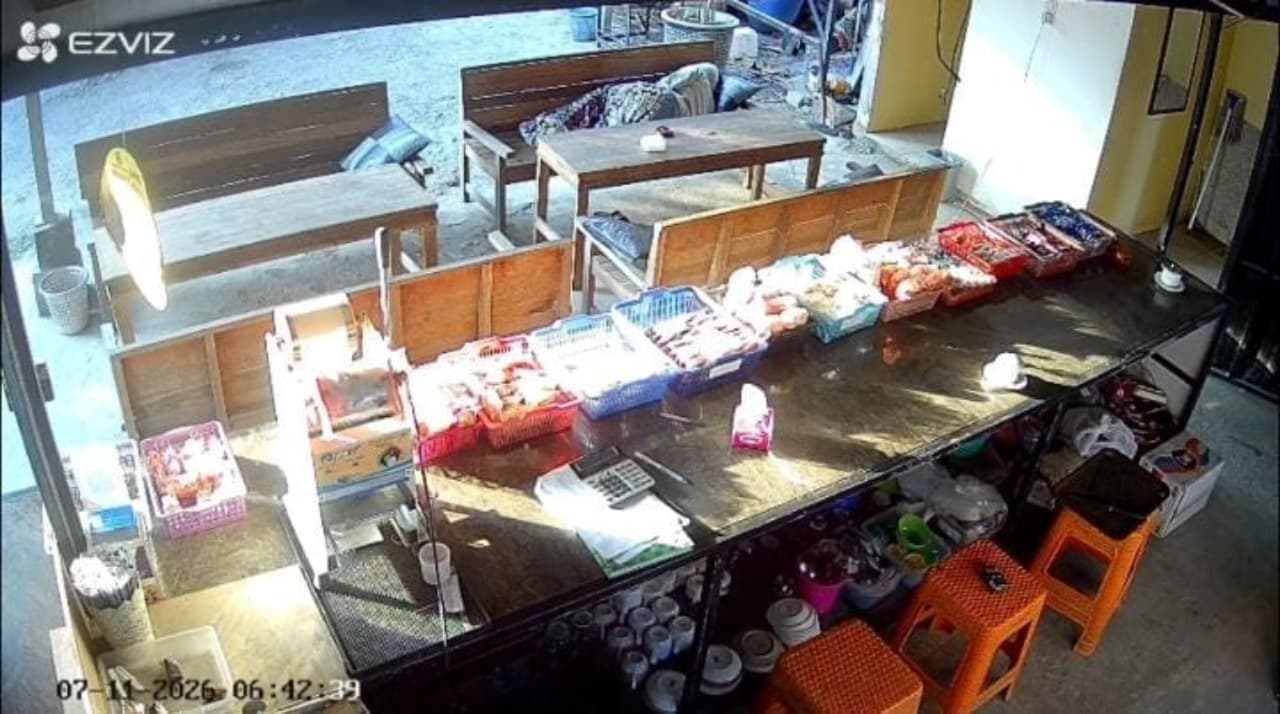 Aksi Pencuri Bermantra di Tuban Terekam CCTV, Gasak Dua Tas Karyawan Warung