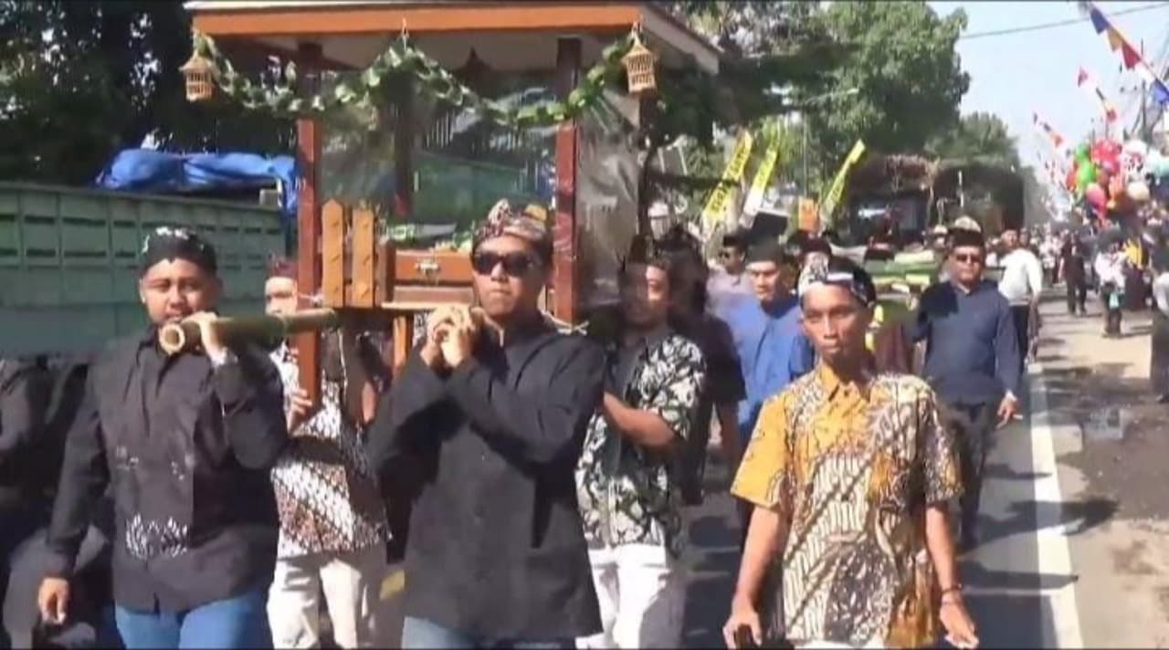 Tradisi Arak Jolen, Warga Desa Genengan Pakisaji Wujudkan Rasa Syukur
