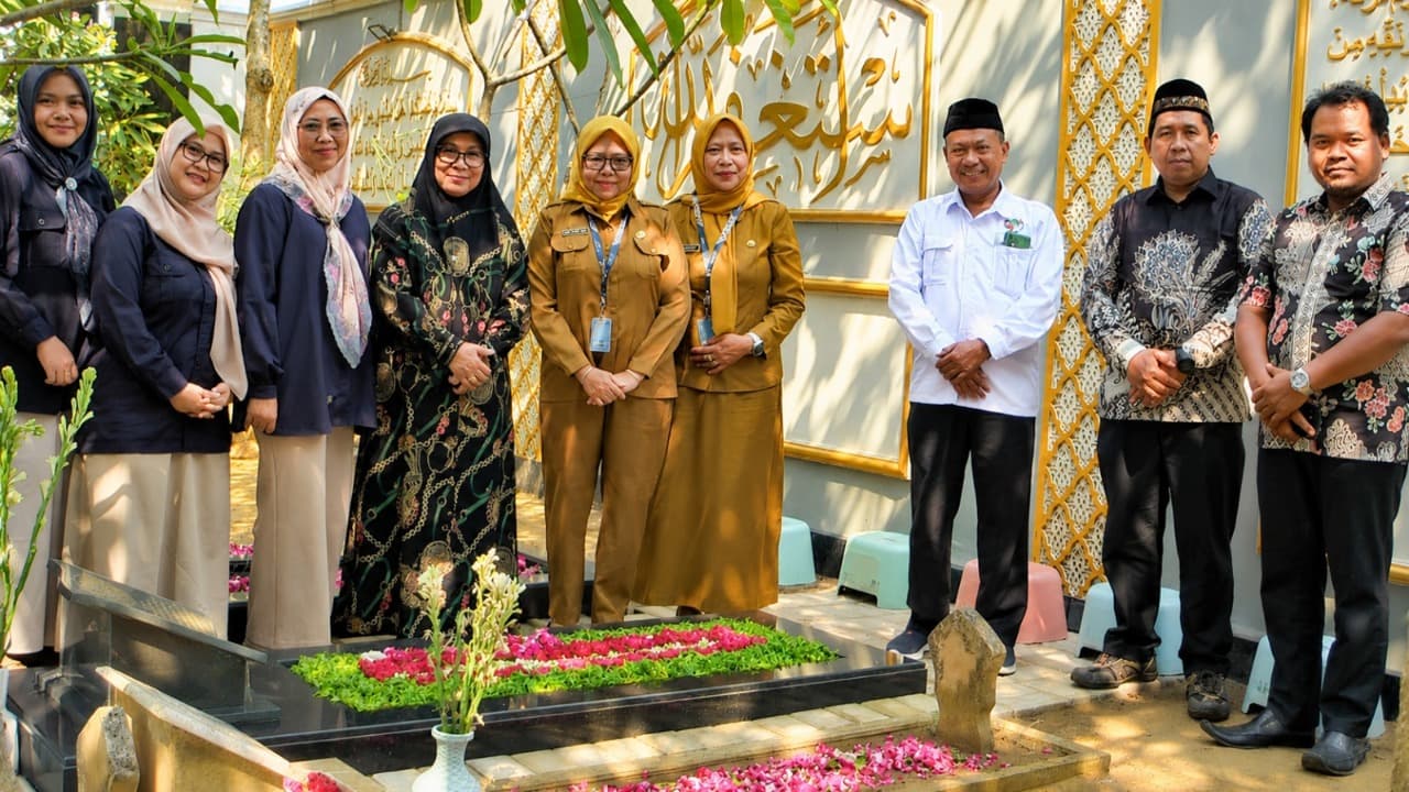 Peringati Harkopnas ke-79 DEKOPINDA Nganjuk Ziarah ke Makam Tujuh Tokoh Koperasi