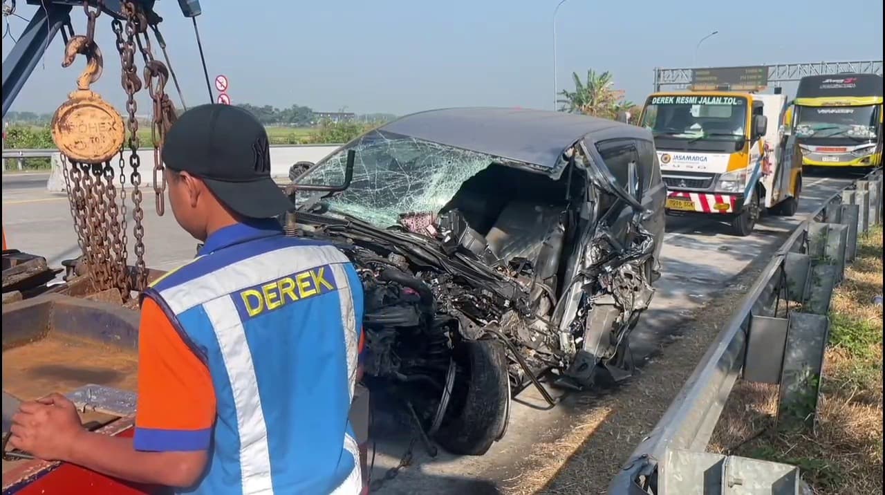 Minibus Tabrak Belakang Truk Trailer di Tol Solo–Ngawi, Satu Penumpang Tewas