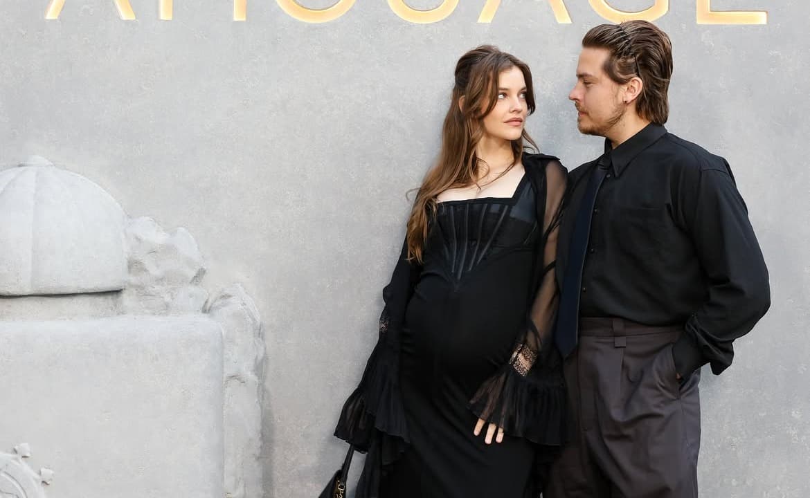 Bahagia! Barbara Palvin dan Dylan Sprouse Resmi Sambut Putri Pertama