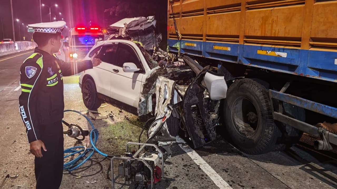 CR-V Tabrak Truk di Tol Pandaan, Lima Orang Satu Keluarga Asal Ampel Surabaya Tewas