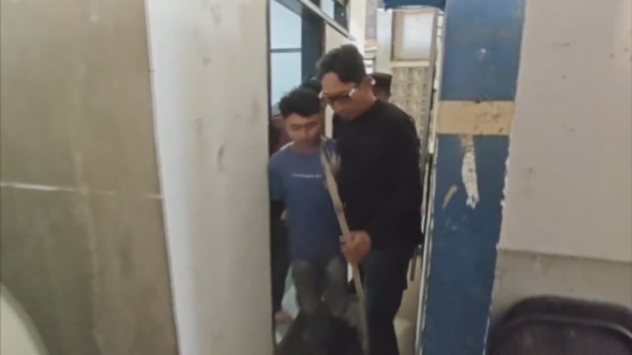 Cemburu Tunangan Diajak Jalan, Pemuda Lempar Pedang Samurai