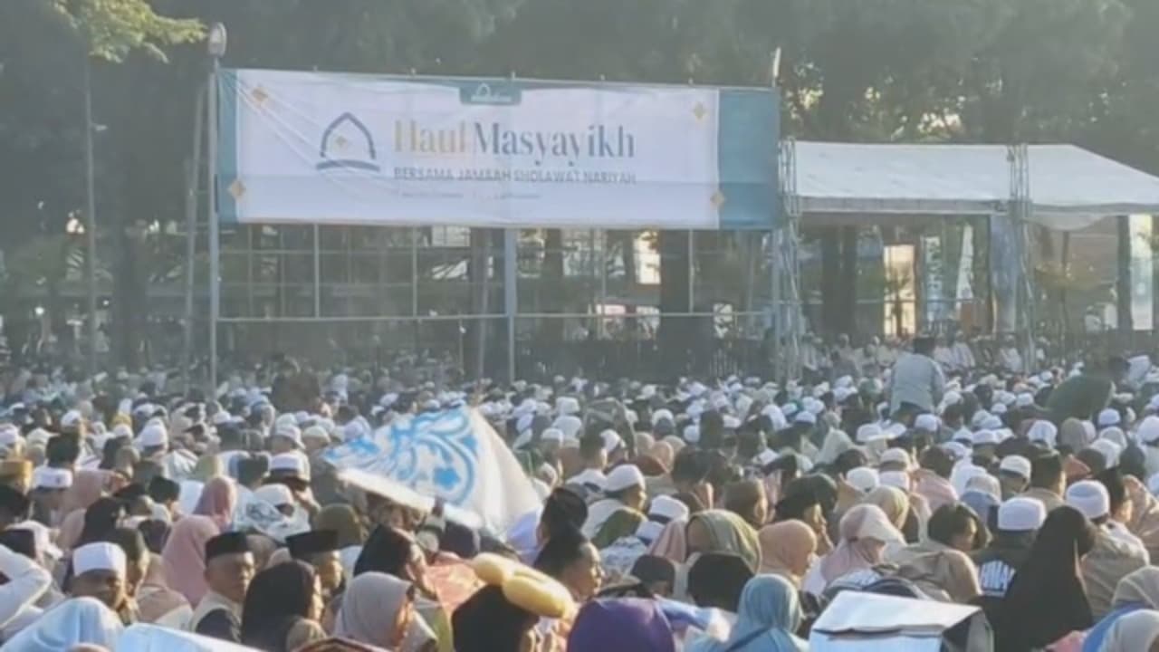 Ratusan Ribu Jamaah Padati Alun-Alun Situbondo