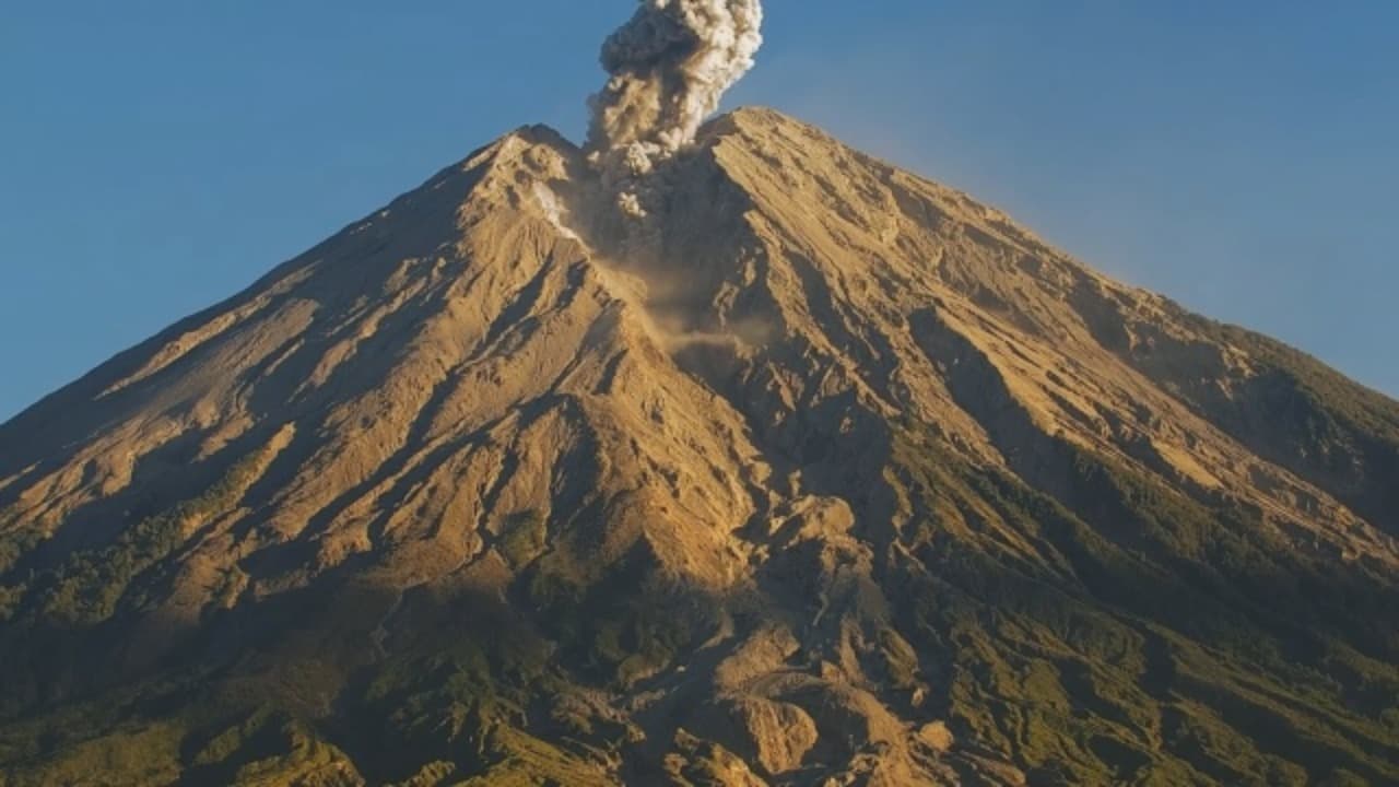 Semeru Erupsi, Awan Panas Meluncur 3,5 Kilometer