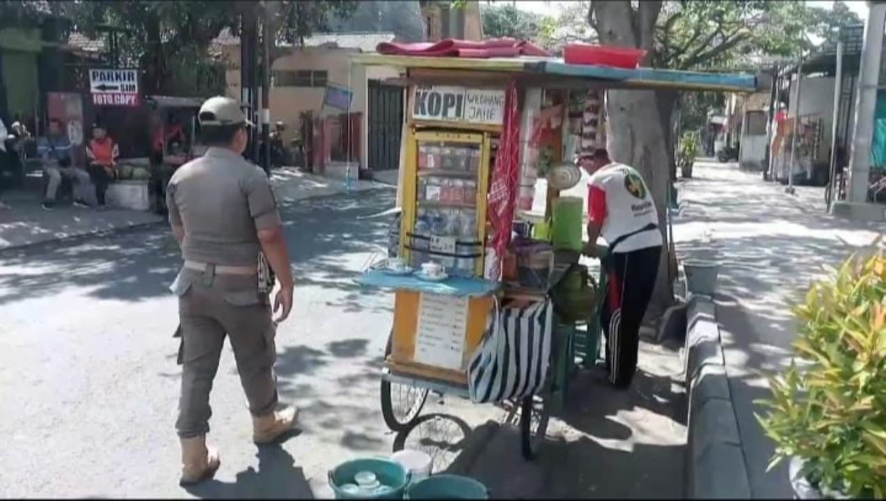 Satpol PP Tulungagung Tertibkan PKL dan Parkir Liar di Trotoar