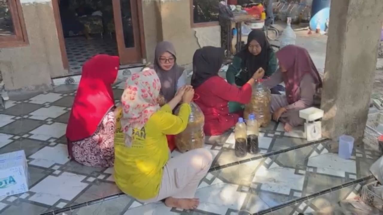 Sampah Rumah Tangga Disulap Menjadi Pupuk Cair