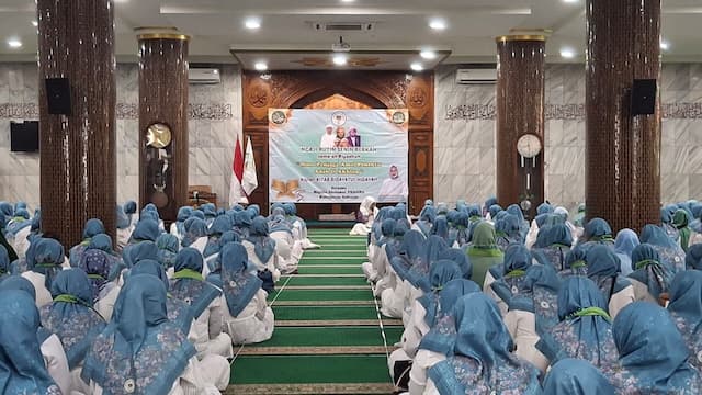 Kajian Rutin Majelis Sholawat Pesona di Masjid Agung Sidoarjo Diikuti hingga 1.500 Jemaah dari Luar Jawa