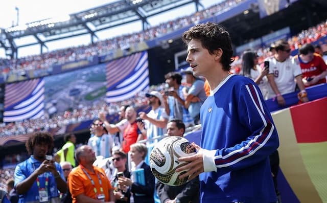 Timothée Chalamet Bawa Bola Resmi Final Piala Dunia 2026