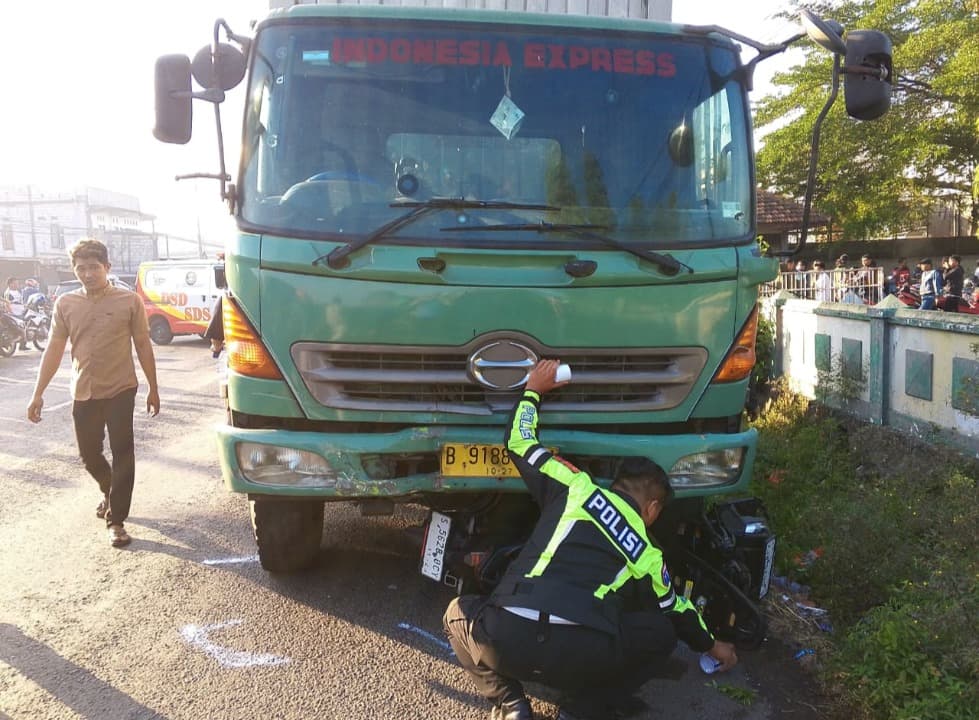 Truk Seruduk 3 Pemotor dan 4 Pejalan Kaki di Jombang, 2 Tewas dan 6 Luka