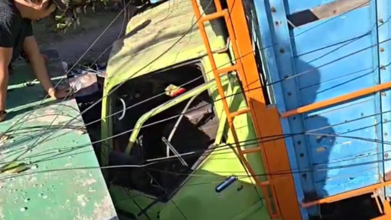 Hindari Orang Menyeberang, Sopir Truk Tabrak Kedai Nasi Goreng di Ponorogo