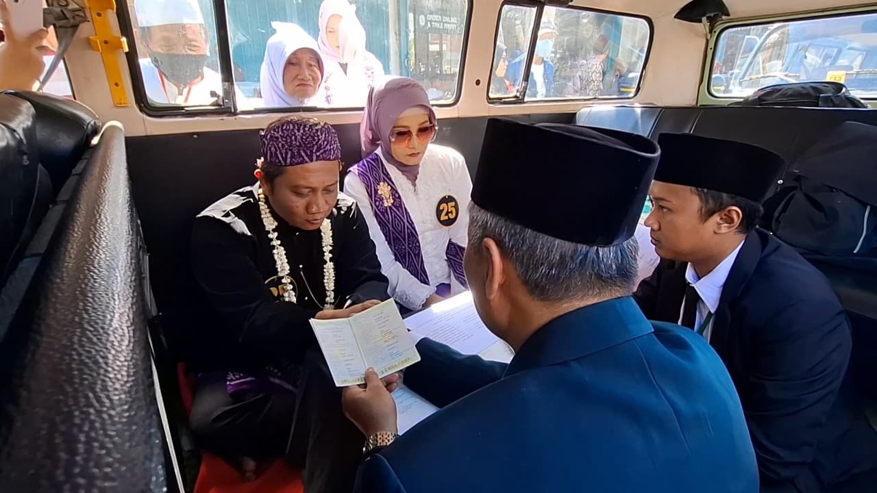 Nikah Massal di Dalam VW Kombi Pecahkan Rekor MURI, 53 Pasangan Resmi Jadi Suami Istri