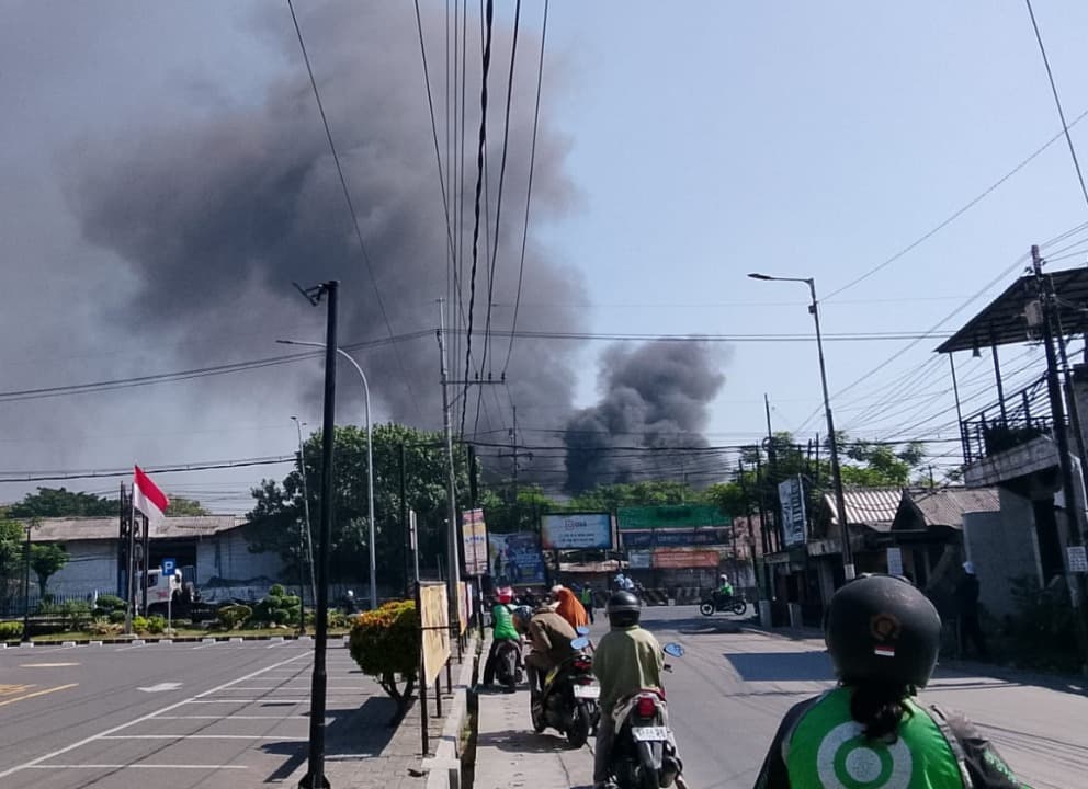 Pabrik Pengolahan Tulang di Kalijaten Taman Sidoarjo Terbakar, Asap Hitam Pekat hingga 1 Km